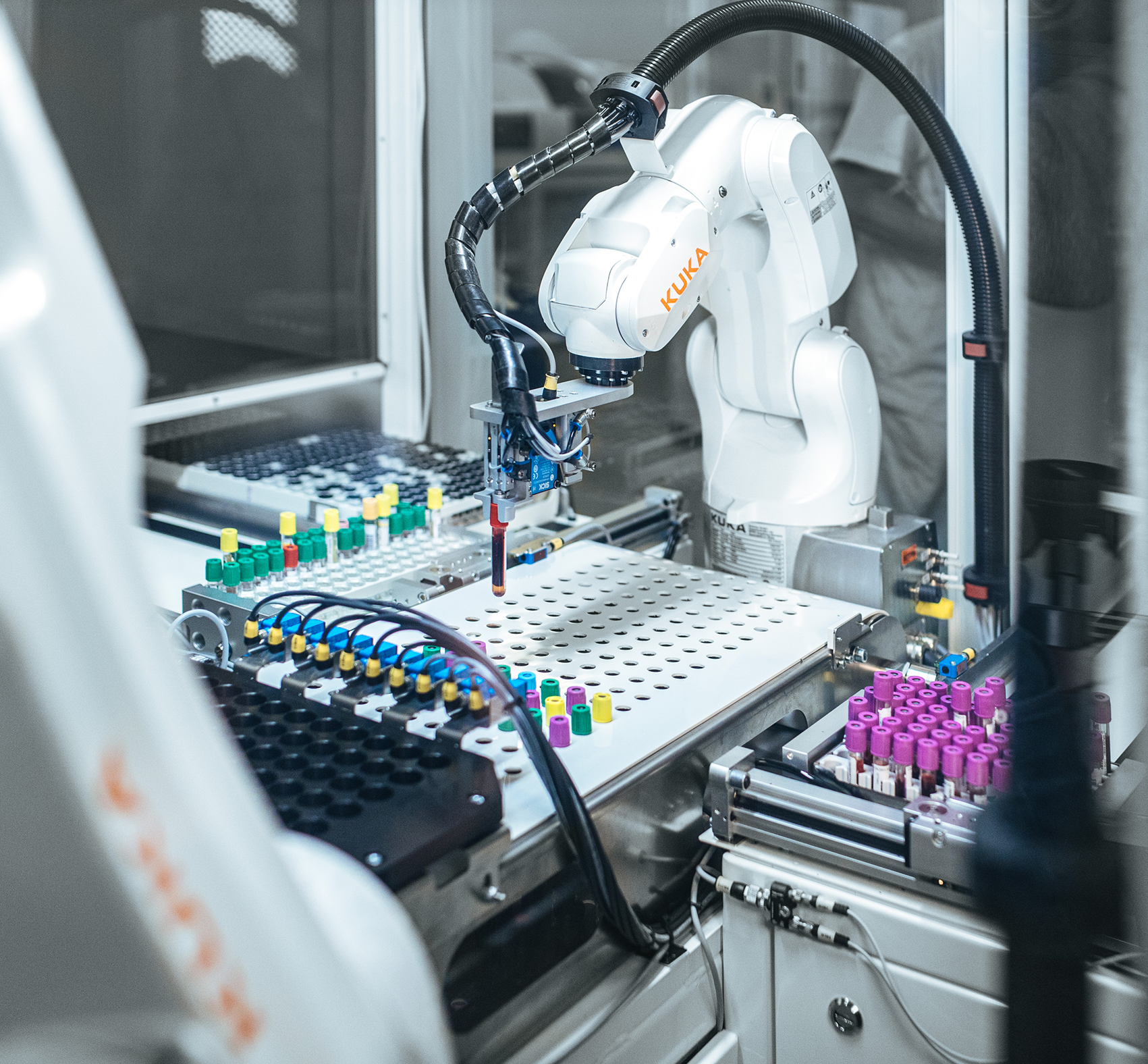 KUKA Roboter sortieren bis zu 3.000 Blutproben pro Tag