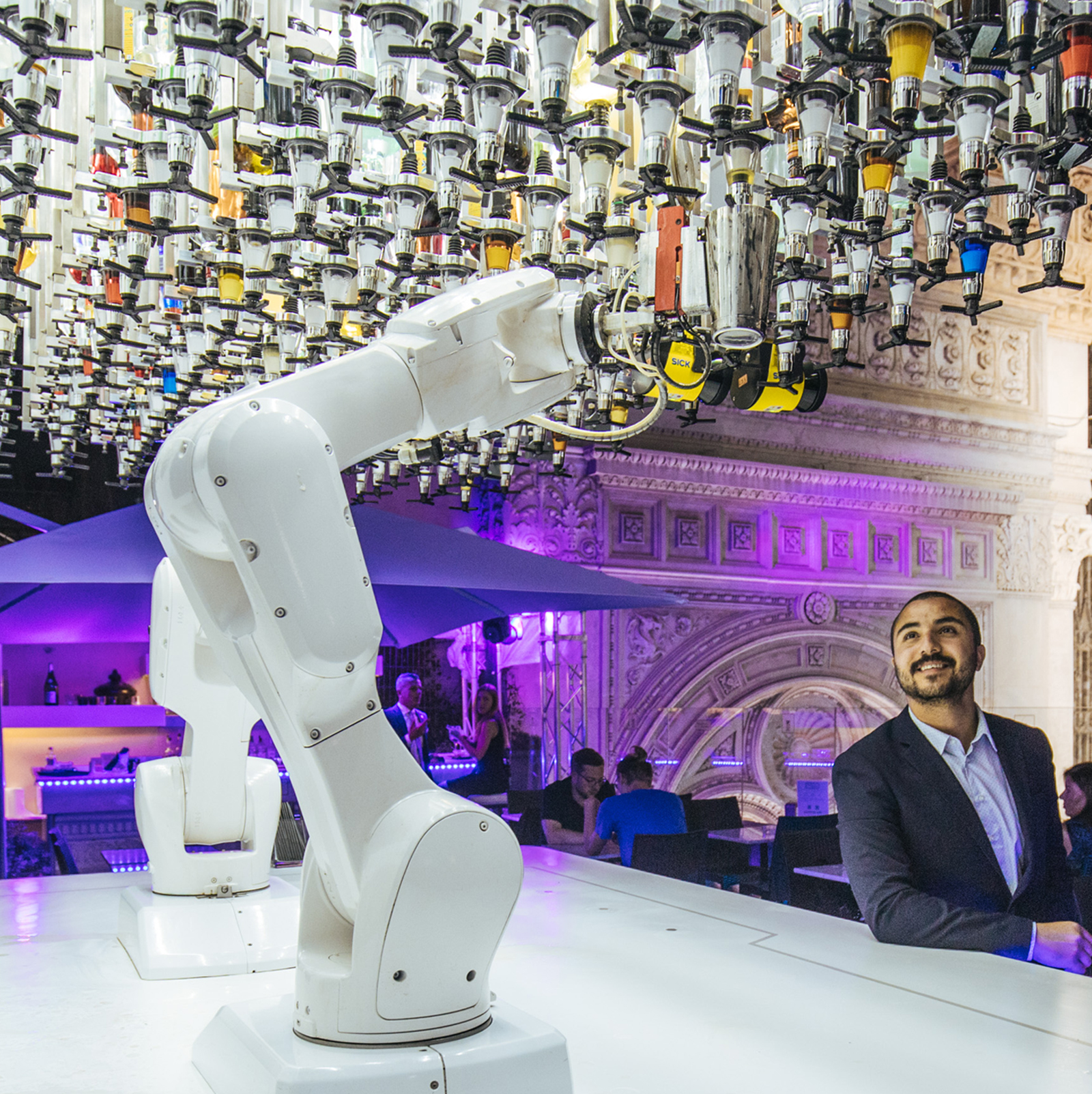 Mix it, Toni! Vollautomatisches Bar-System mit Roboter-Rooftop-Barkeeper