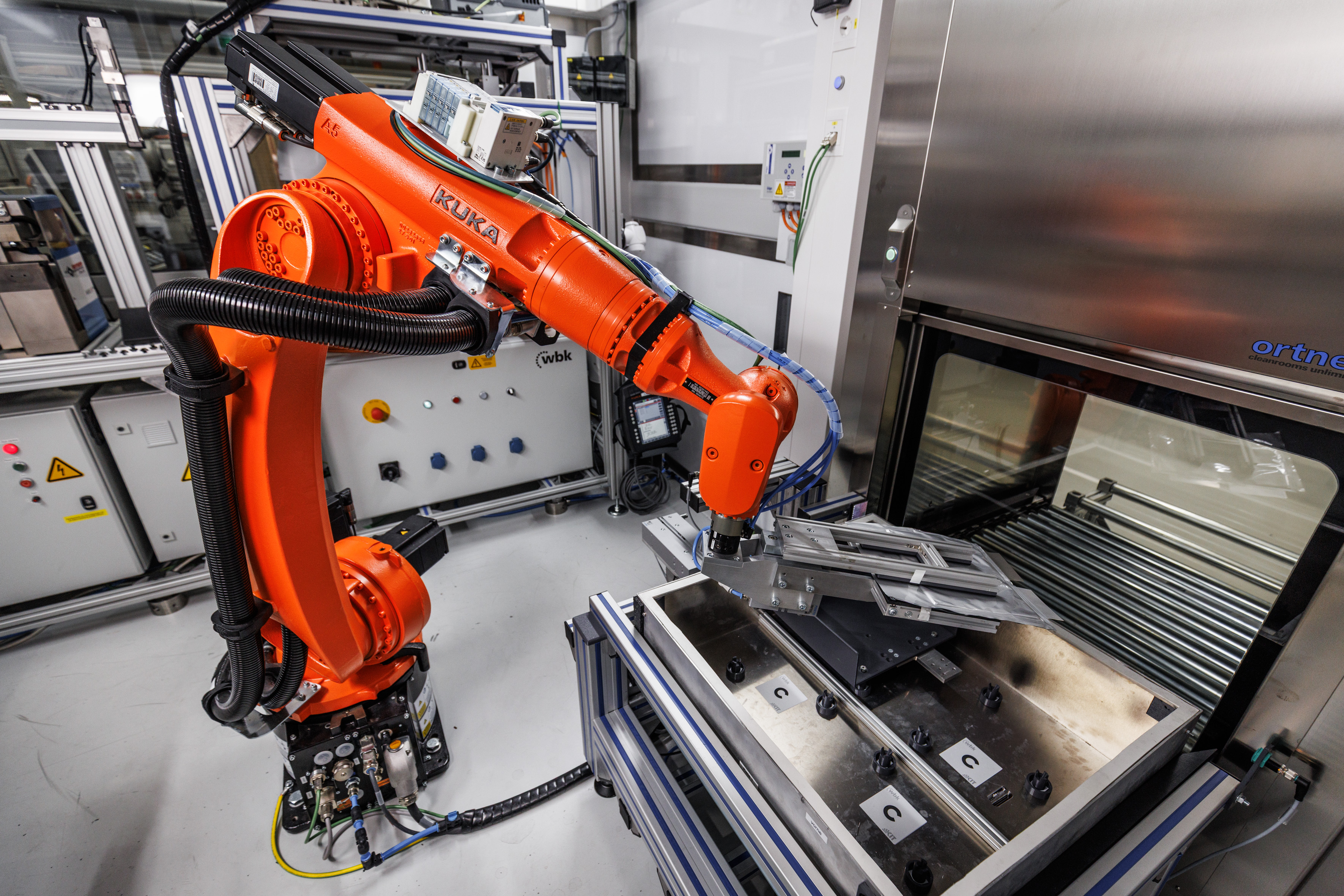 Agile Zellfertigung mit KUKA Robotern